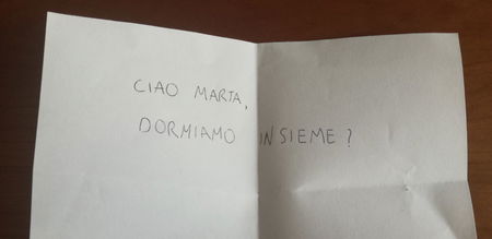 Il biglietto dello stalker sotto la porta. Lei lo denuncia su Fb:«fino ad oggi ho avuto paura, ora mi hai rotto» article-post