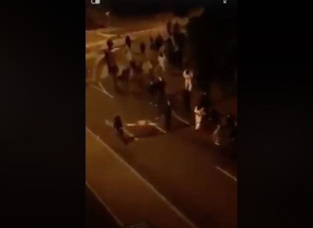 La bufala mondiale dei migranti che spaccano le auto (e che invece sono ultras) article-post