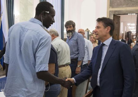 Come funziona la regolarizzazione dei migranti article-post