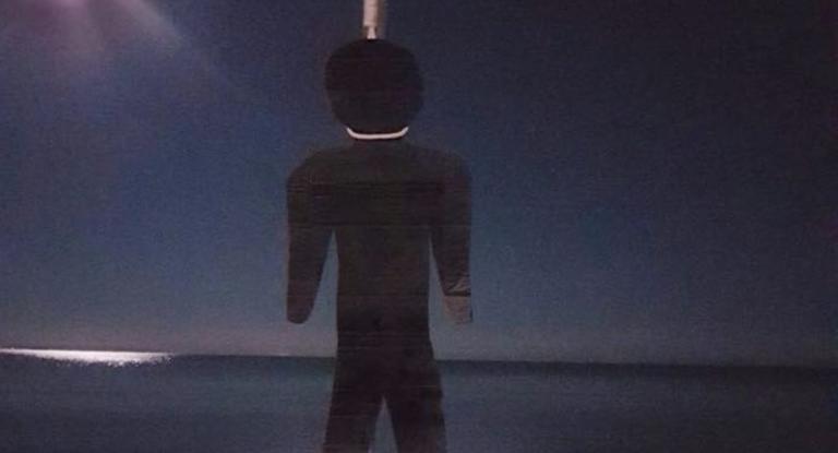 Jesolo, Cartonato di un uomo di colore impiccato: «Per gli stupratori solo la pena di morte»