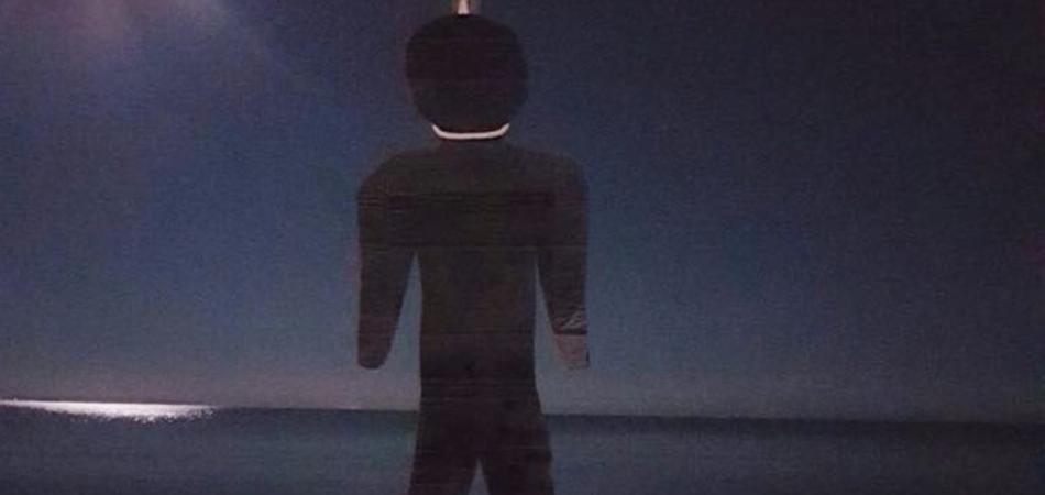 jesolo, cartonato di un uomo di colore impiccato