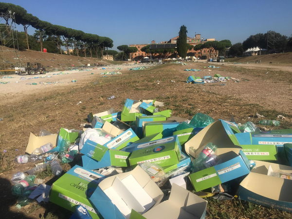 I rifiuti lasciati dai Papa Boys