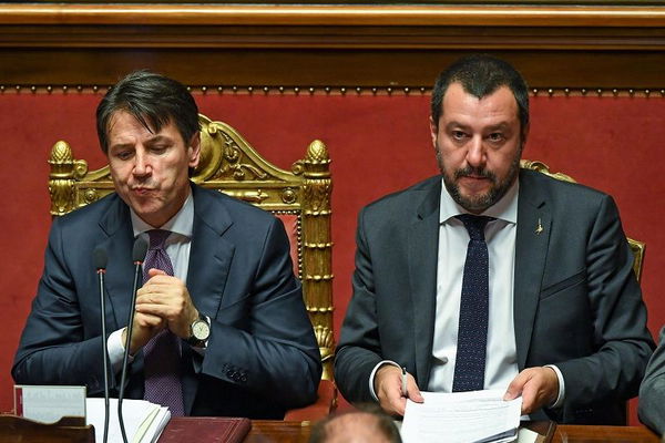 Nave Diciotti, Salvini (al telefono con Conte) ha minacciato la crisi di governo