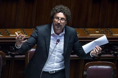 Aquarius, Toninelli e Salvini: «Vada dove vuole, ma non in Italia» article-post