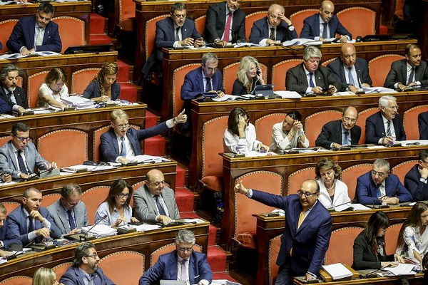 Il governo blocca i fondi per le periferie, la protesta dei sindaci: «Un precedente pericoloso»