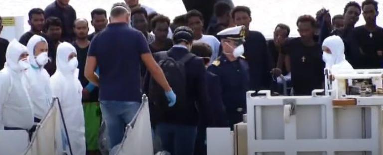 Diciotti, la procura al governo: «Fate sbarcare almeno i minori»