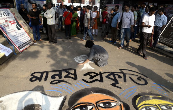 Donna si dà fuoco dopo che la polizia aveva rifiutato la sua denuncia per stupro