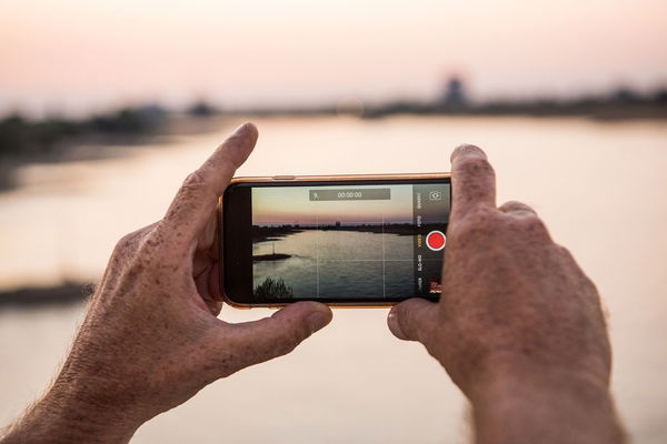 Digital detox, le vacanze dove non prende bene (o per niente) il cellulare in Italia