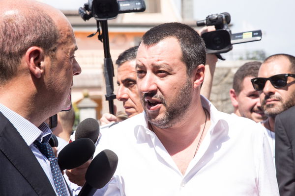 «Espulsione per chi commette reati». Le dichiarazioni di Salvini diventano realtà