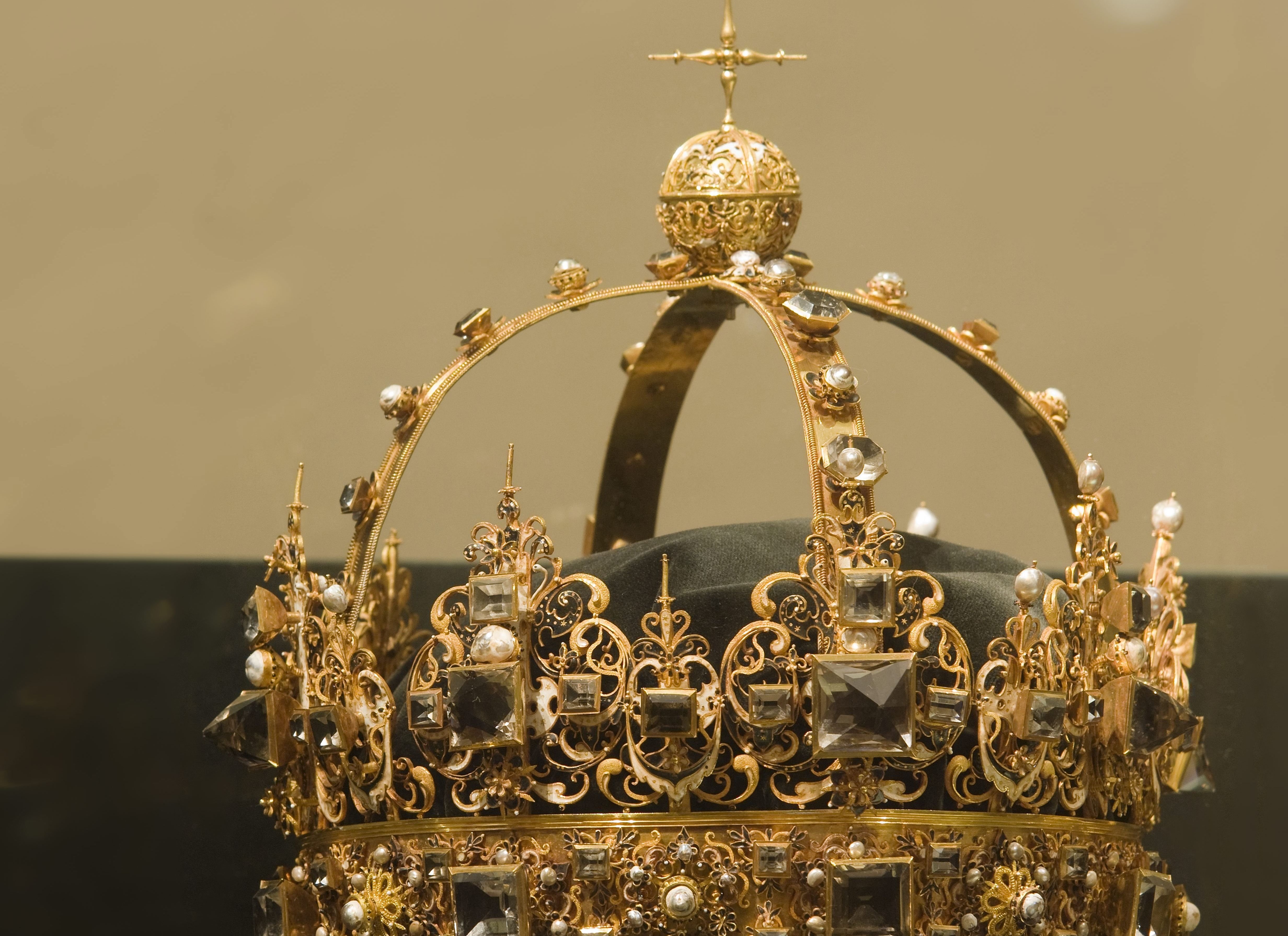 Украденное сокровище. Королевские регалии Швеции. Королевская корона короля Швеции. Корона шведского короля. Корона шведского короля с альмандинами.