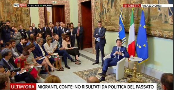 L’assurda conferenza stampa di Giuseppe Conte (con Casalino a fianco)
