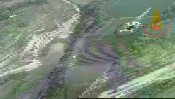 Treviso, aereo da turismo precipita dopo aver tranciato i cavi dell’alta tensione: 2 morti