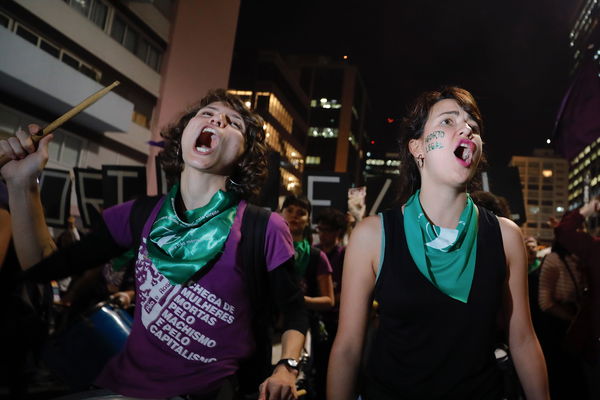 Legge sull’aborto bocciata in Argentina, ma il fazzoletto verde continuerà a sventolare