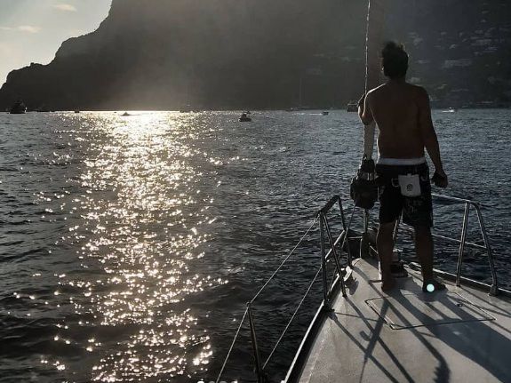 I deputati M5S liguri in barca a vela dopo i funerali di Genova