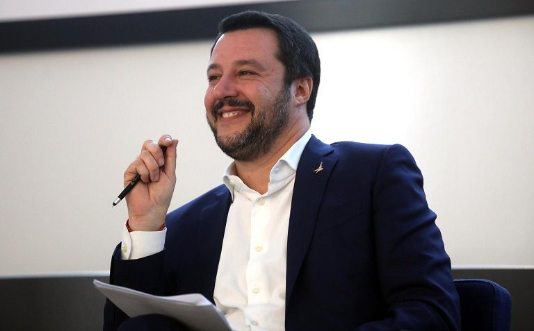 «Non dite che è razzista, è un gentiluomo». Parla l’ambulante della foto con Salvini article-post