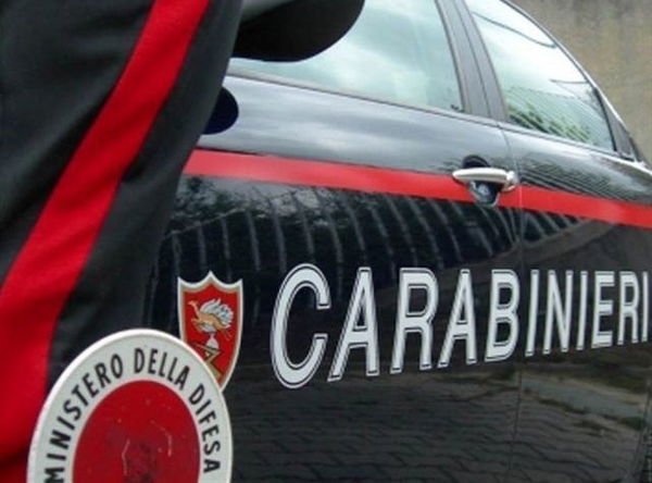 Terracina, sparano piombini da un’auto e colpiscono (e feriscono) un indiano in bici