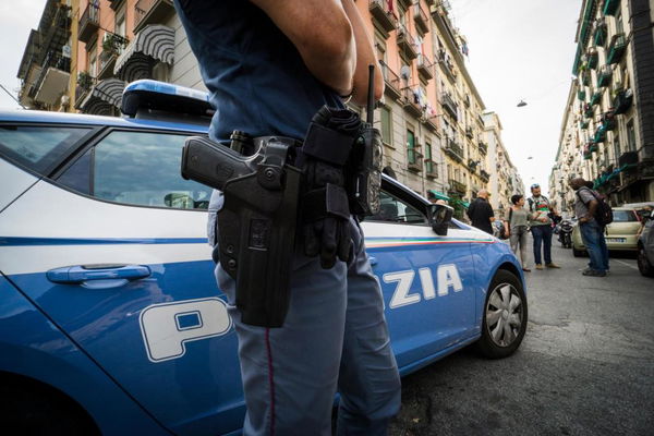 Napoli, ruba furgoncino e finisce per sbaglio in caserma. Arrestato