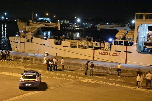 La nave Diciotti è bloccata nel porto di Catania, non scende nessun profugo