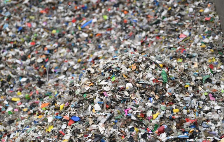Questo ragazzo vuole ripulire il mare dalla plastica con un setaccio gigante