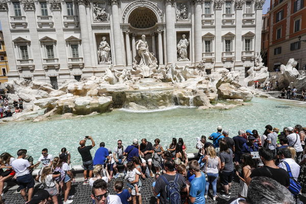 Selfie della discordia: rissa di fronte alla Fontana di Trevi