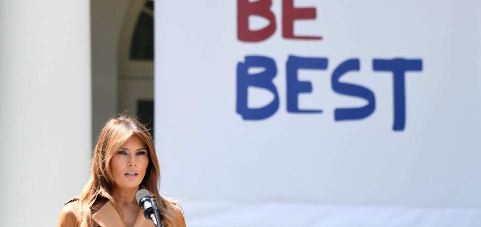 Melania Trump lancia la campagna Be Best, e trolla il marito