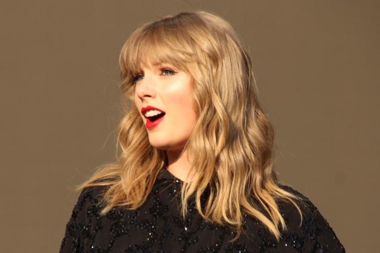Taylor Swift ricorda il processo per molestie: «Un anno fa qualcuno mi ha creduto»