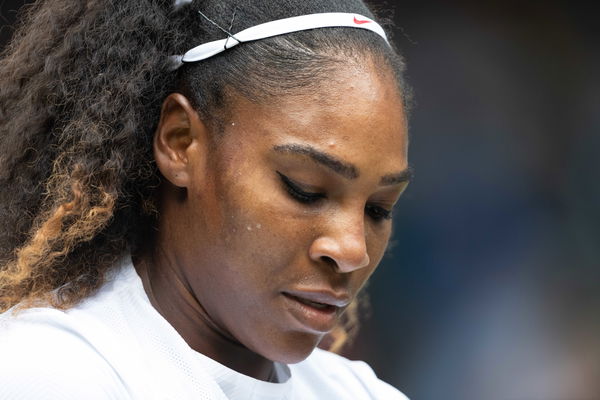 La tuta di Serena Williams è troppo sexy per il campo: la copre da capo a piedi