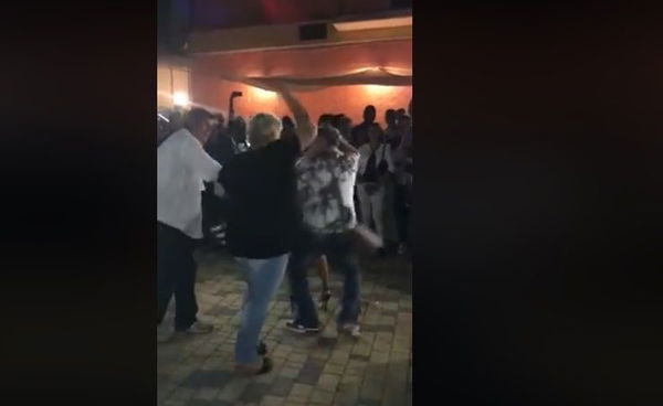 Moglie prende marito a borsettate. Parla la ballerina: «Mai vista una scena del genere» | VIDEO