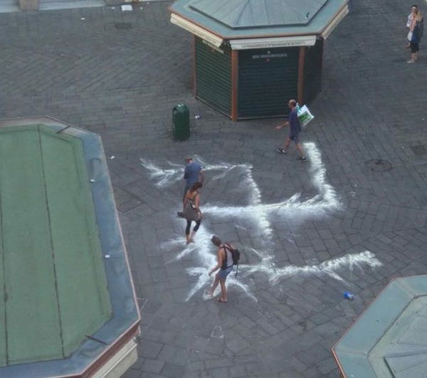 La svastica in piazza Banchi a Genova