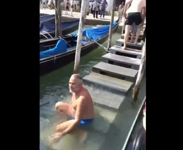 Venezia, turisti francesi si fanno il bagno a Piazza San Marco. Sgridati dal gondoliere