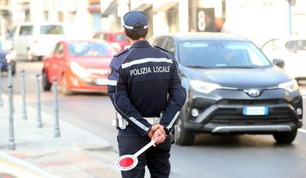 Alghero, lascia il finestrino aperto e viene multato per «istigazione al furto»