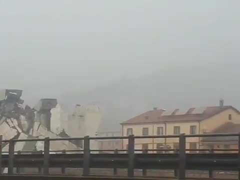 Ecco il crollo del ponte Morandi sull’autostrada A10 a Genova | VIDEO