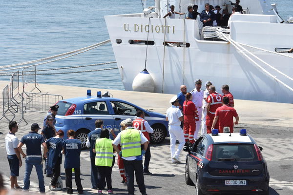 Nave Diciotti, i medici ordinano 17 sbarchi: due casi sospetti di tubercolosi