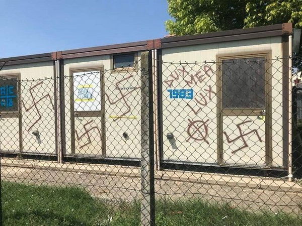 «Hitler» e «Dux mea lux», tre ragazzi denunciati per le scritte nazifasciste