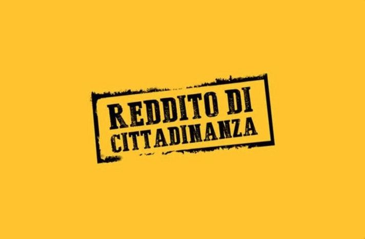 Chiedevano il reddito di cittadinanza, ma avevano ville e Ferrari
