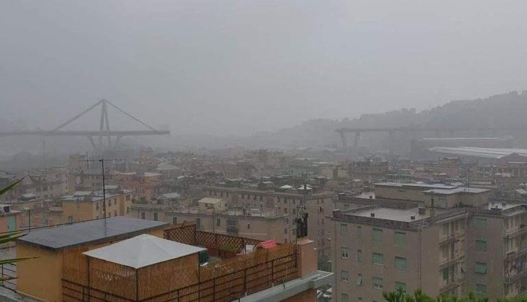 Genova, crolla ponte sull’autostrada | VIDEO