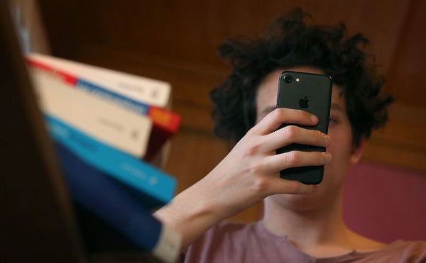 Pavia, 12enne accoltella la madre perché gli nega i soldi della ricarica