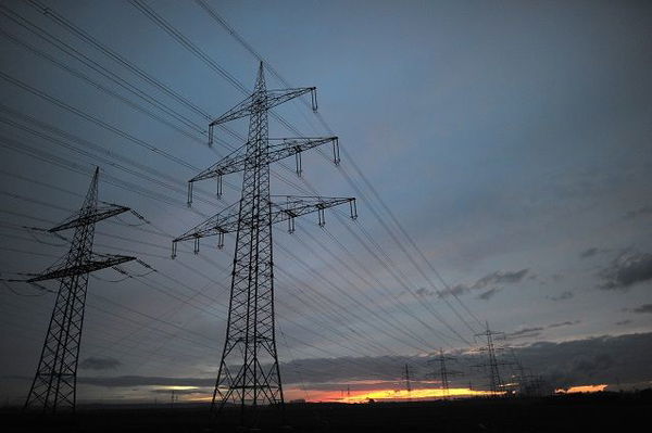 Santa Maria Capua Vetere, ragazzo 25enne si appoggia al palo della luce e muore fulminato