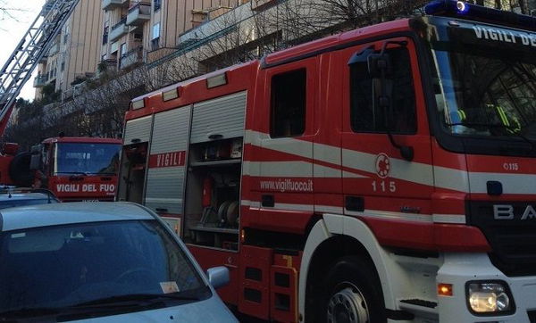 I genitori lasciano i figli da soli e loro incendiano casa: denunciati per abbandono di minori
