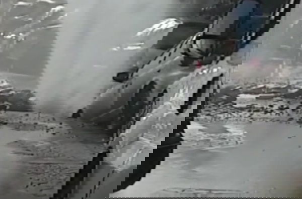 Roma, si apre una voragine a Monteverde e si alza una colonna d’acqua | VIDEO