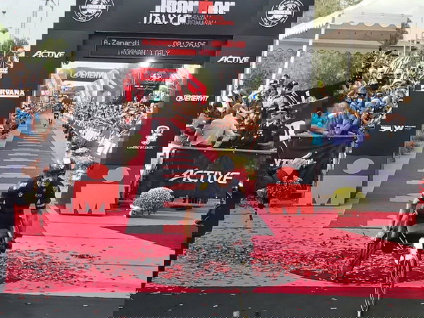 La leggenda Alex Zanardi ne combina un’altra delle sue: record mondiale paralimpico nell’Ironman