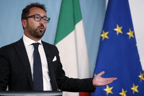 La risposta non risposta di Bonafede sul congelamento dell’indagine sul padre di Di Battista