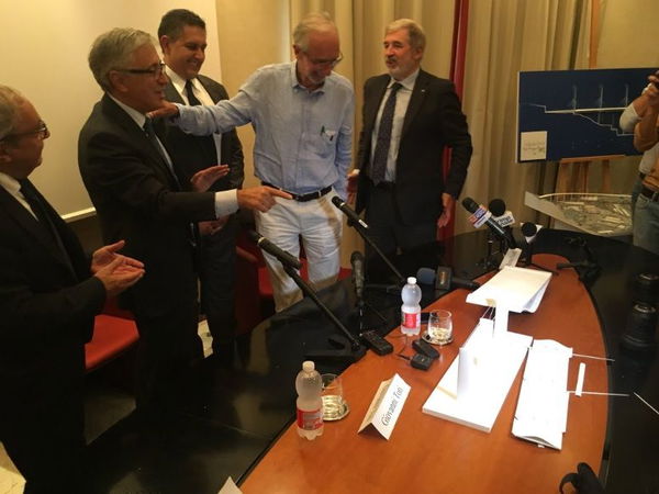 Nuovo ponte Morandi, ad di Atlantia rompe il plastico di Renzo Piano. Bucci: «Non iniziamo così, però» | VIDEO