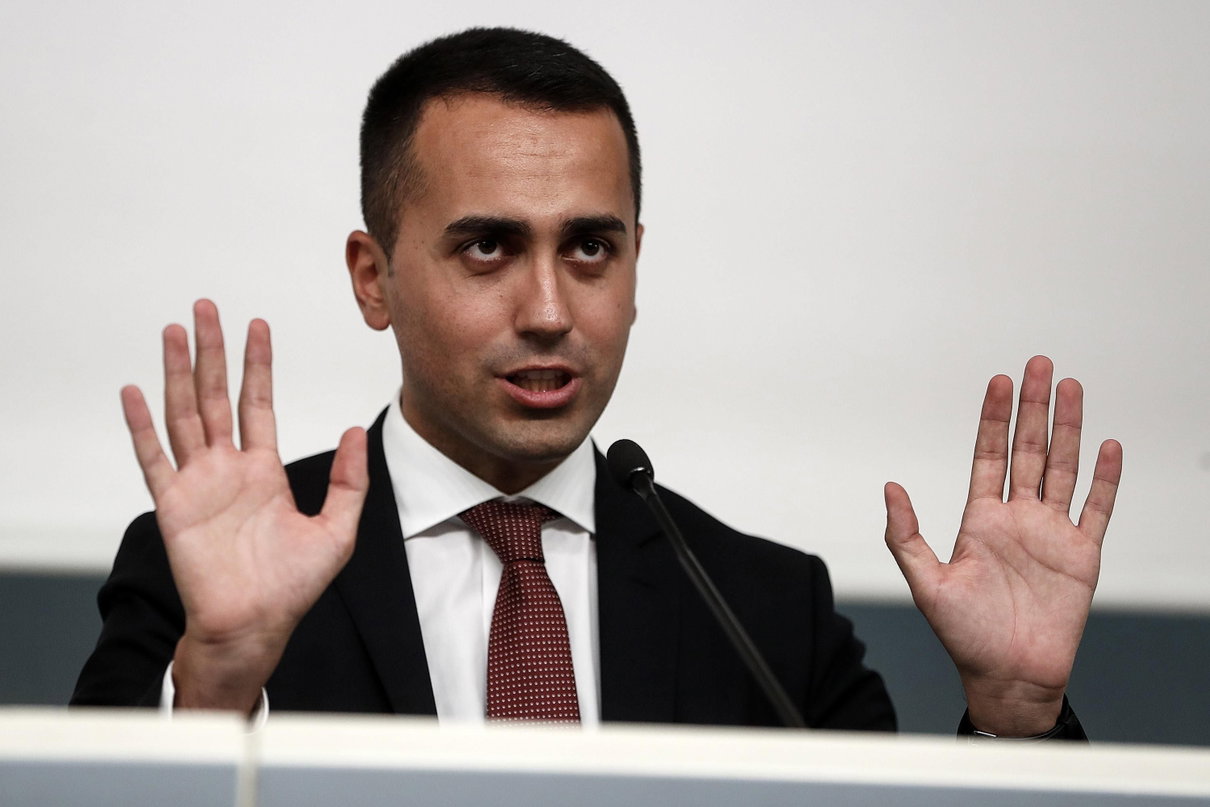 Parziale dietrofront di Di Maio: «Resteranno aperti il 25% di negozi la domenica» article-post