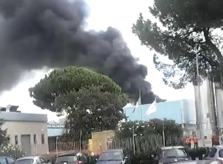 In fiamme lo stabilimento della Coca-Cola a Marcianise | VIDEO