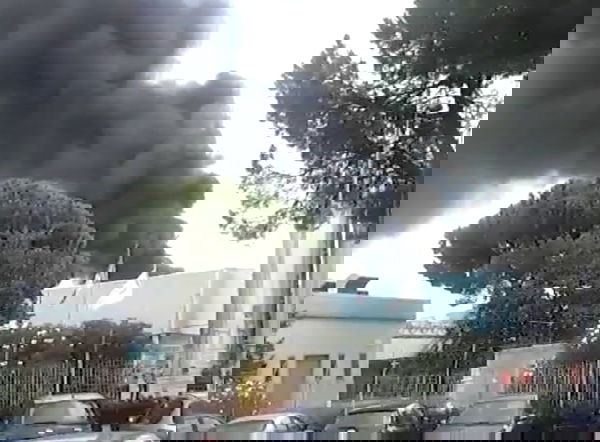 In fiamme lo stabilimento della Coca-Cola a Marcianise | VIDEO