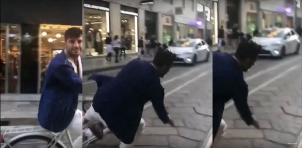 Il momento in cui Fabrizio Corona cade dalla bicicletta in pieno centro a Milano | VIDEO