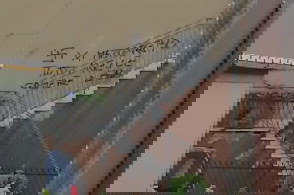 Verona, coppia gay aggredita con la benzina in casa loro: svastiche sui muri