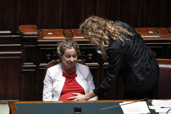 La maternità di Giulia Grillo sta diventando un problema per il governo?