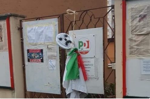 Un manichino impiccato sul cancello della sezione PD di Ponte Milvio